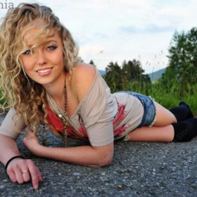 Młoda cipka szuka faceta. Jetem Monia mam 19 lat i suzkam faceta