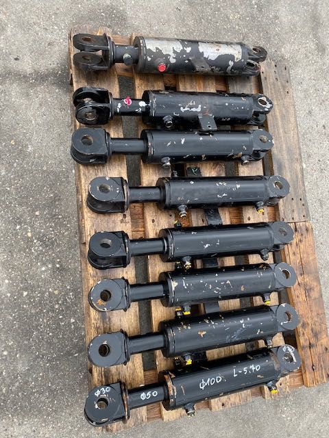 siłownik hydrauliczny L-570 NOWY 8 szt komplet