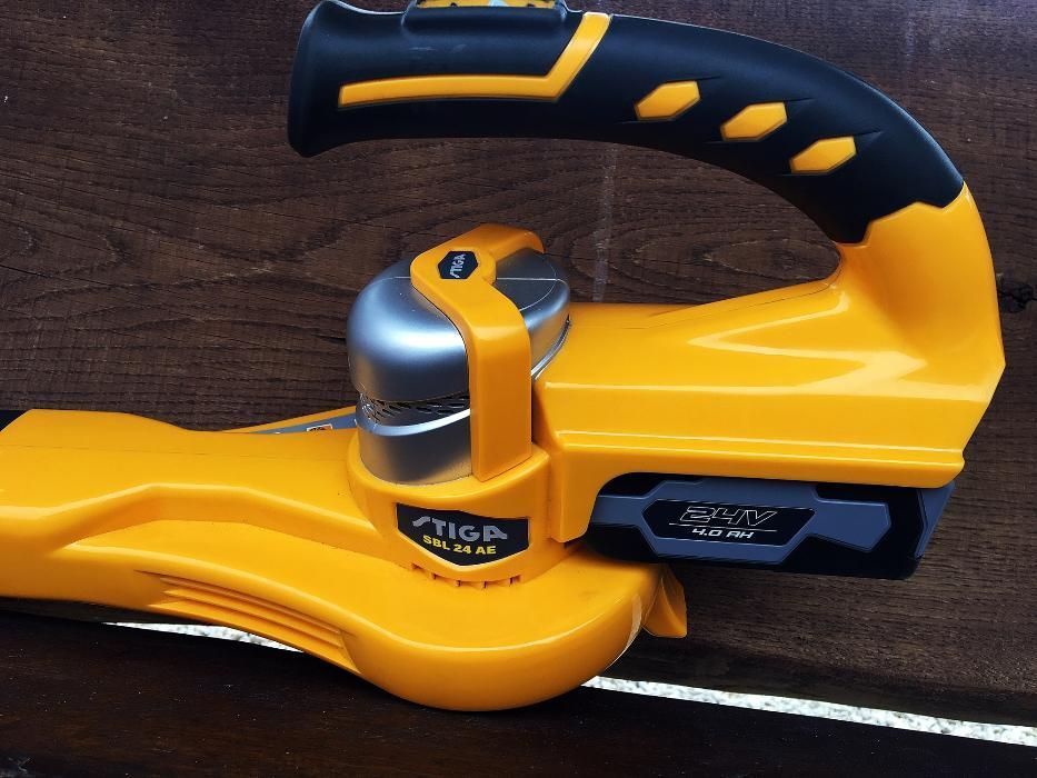 Wygodna lekka dmuchawa akumulatorowa STIGA SBL 24 AE Trak-Tom