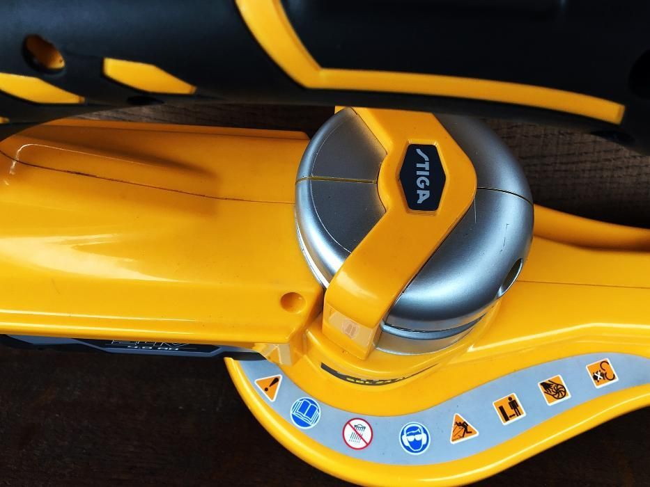 Wygodna lekka dmuchawa akumulatorowa STIGA SBL 24 AE Trak-Tom