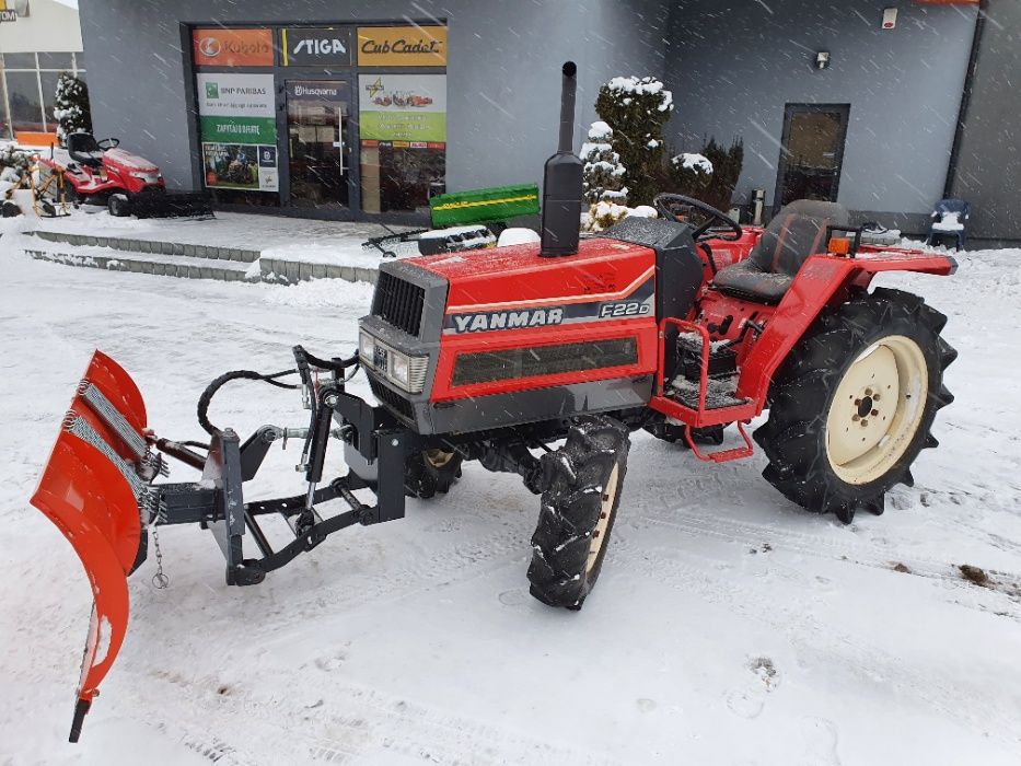 Traktor z pługiem odśnieżarka Akcja zima z Trak-Tom Sprzęt różnej mocy