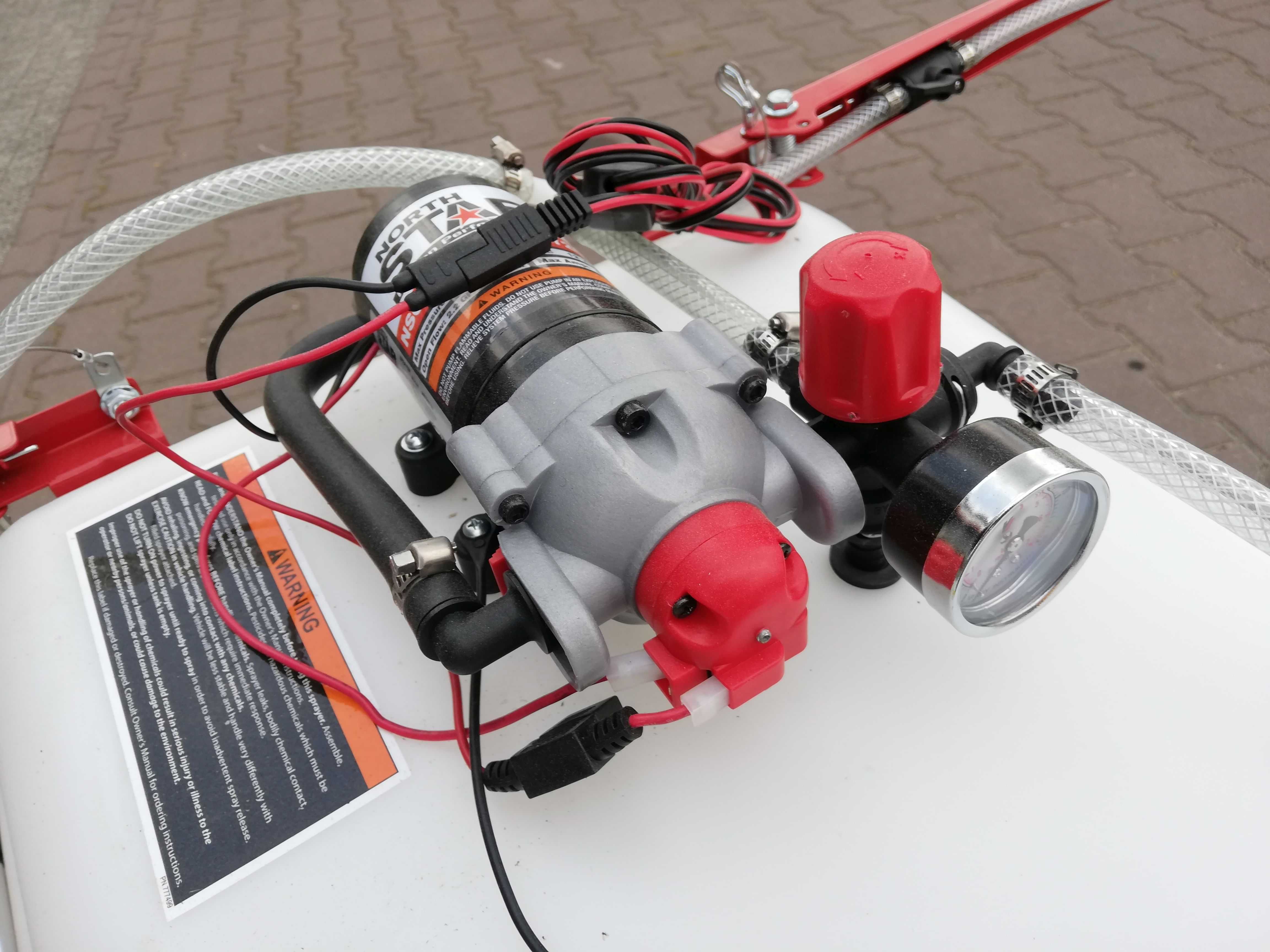 Opryskiwacz ciągniony NorthStar 117 litrów do traktorów ogrodowych. Szerokość wysięgnika 1,07 m, 2 dysze. Ciśnienie 4,8 bar. Długość węża 4,57m +lanca