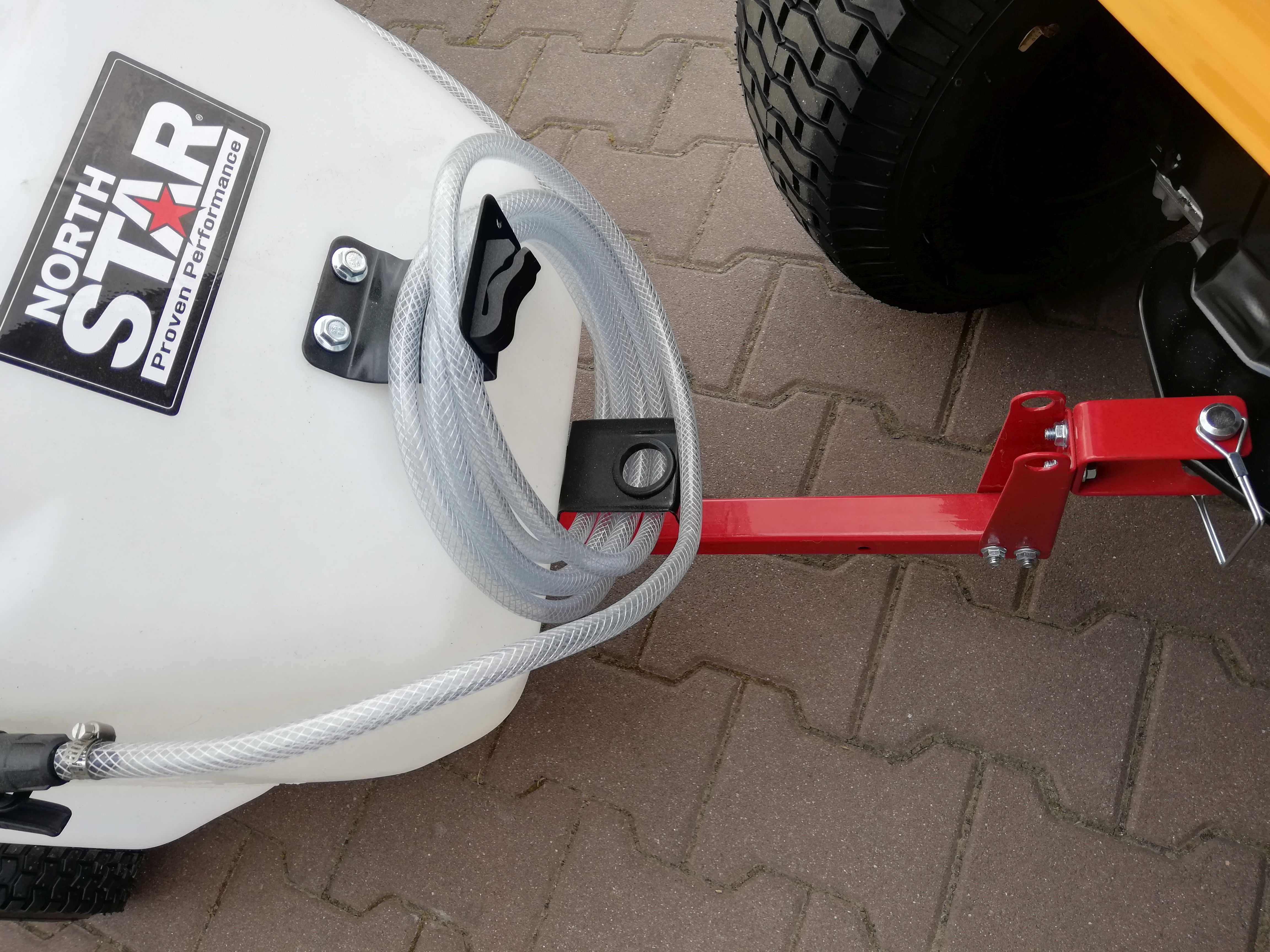 Opryskiwacz ciągniony NorthStar 117 litrów do traktorów ogrodowych. Szerokość wysięgnika 1,07 m, 2 dysze. Ciśnienie 4,8 bar. Długość węża 4,57m +lanca