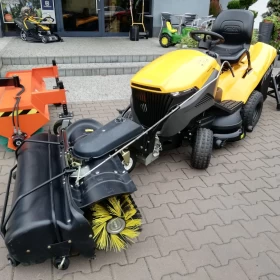 Traktor ogrodowy z zamiatarką dla firm Stiga 7102W, silnik 2-cylindrowy 17KM z pompą oleju, kosz 300 litrów, szerokość koszenia 102 cm, wyświetlacz