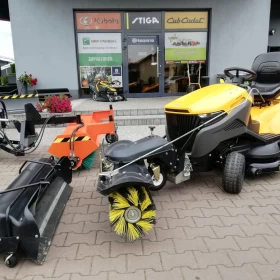 Traktor ogrodowy z zamiatarką dla firm Stiga 7102W, silnik 2-cylindrowy 17KM z pompą oleju, kosz 300 litrów, szerokość koszenia 102 cm, wyświetlacz
