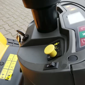 Traktor ogrodowy z zamiatarką dla firm Stiga 7102W, silnik 2-cylindrowy 17KM z pompą oleju, kosz 300 litrów, szerokość koszenia 102 cm, wyświetlacz