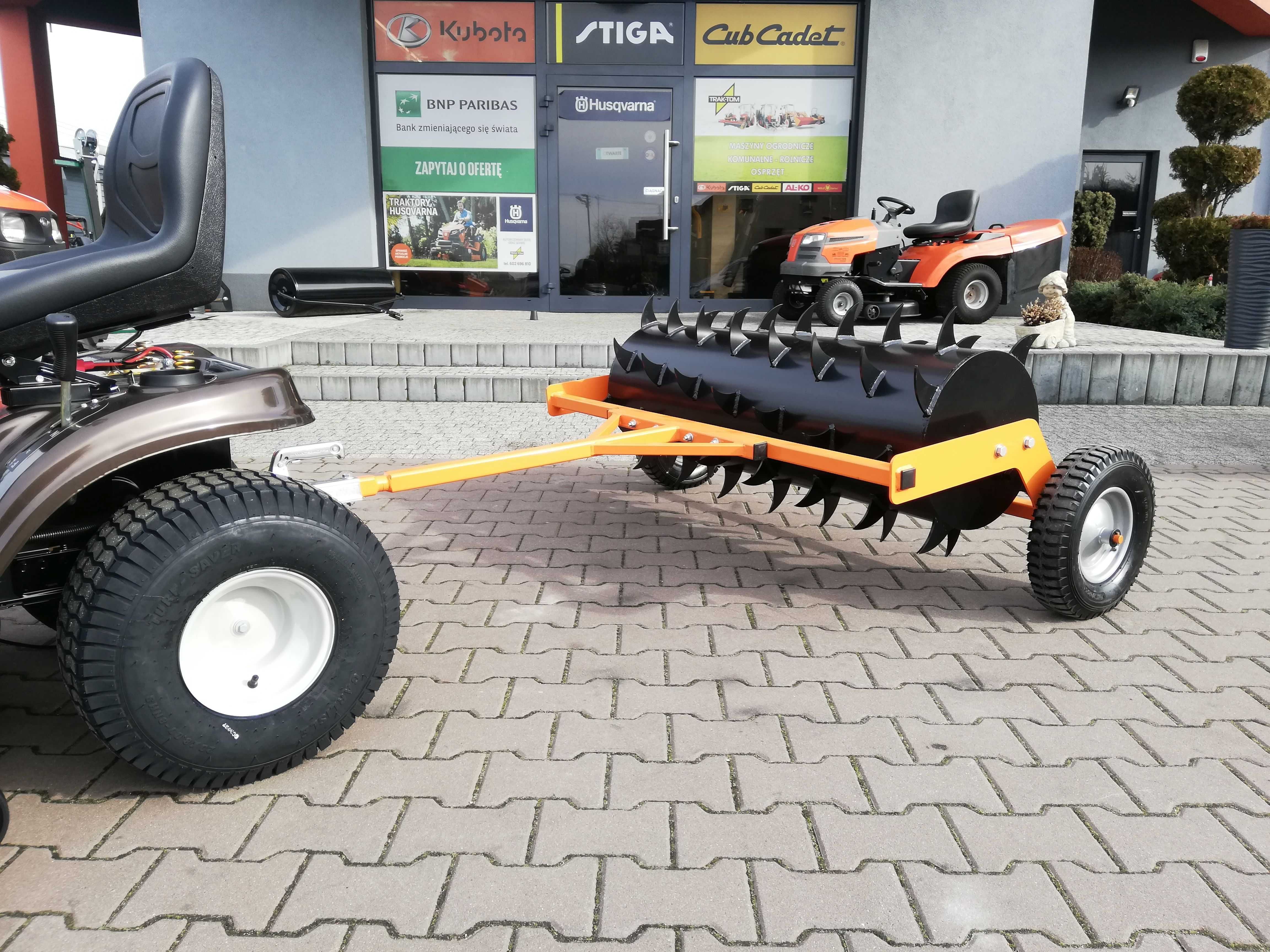 Aerator na kołach 122 cm solidny do traktora ogrodowego zaczep kulowy
