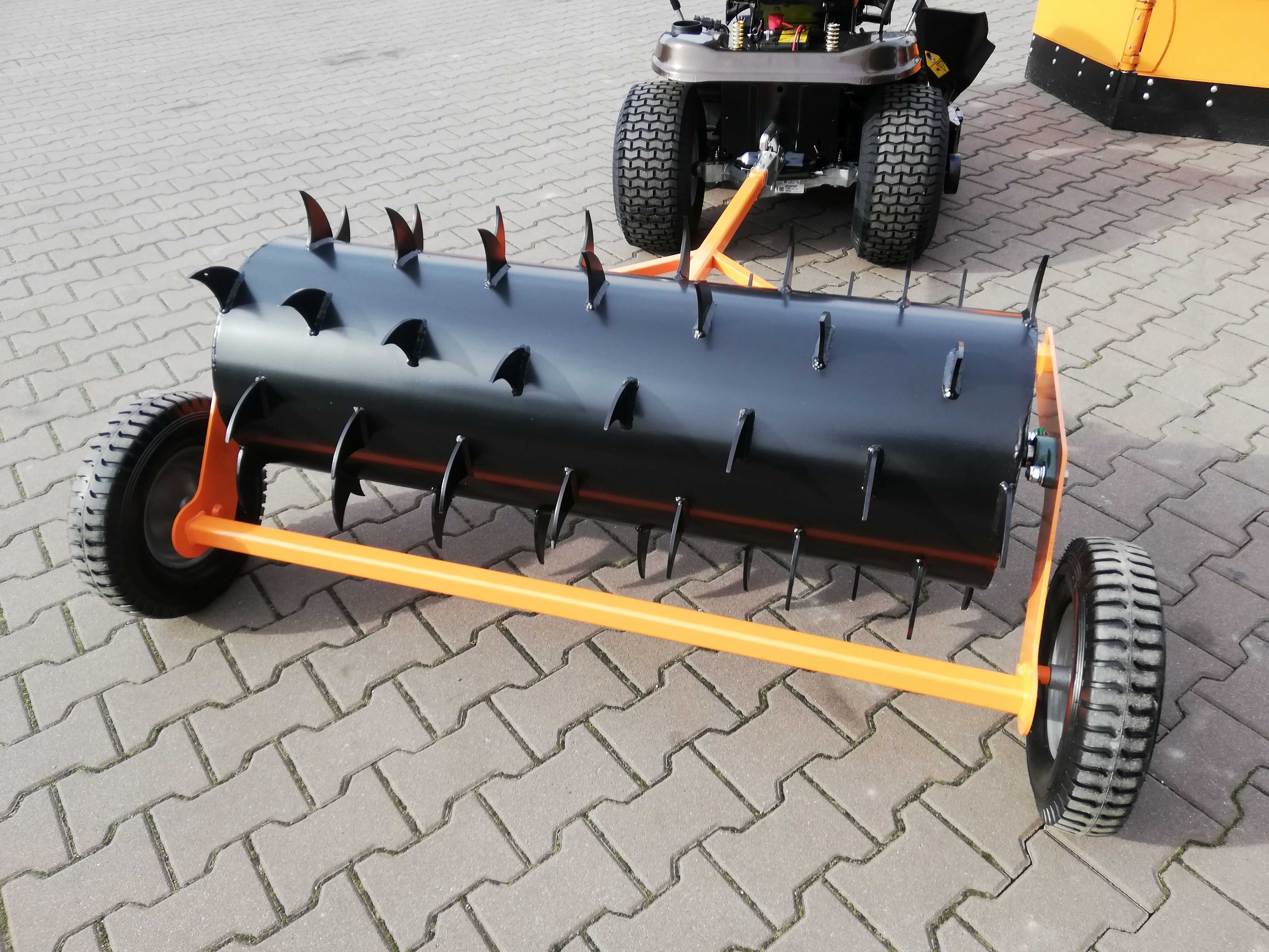 Aerator na kołach 122 cm solidny do traktora ogrodowego zaczep kulowy