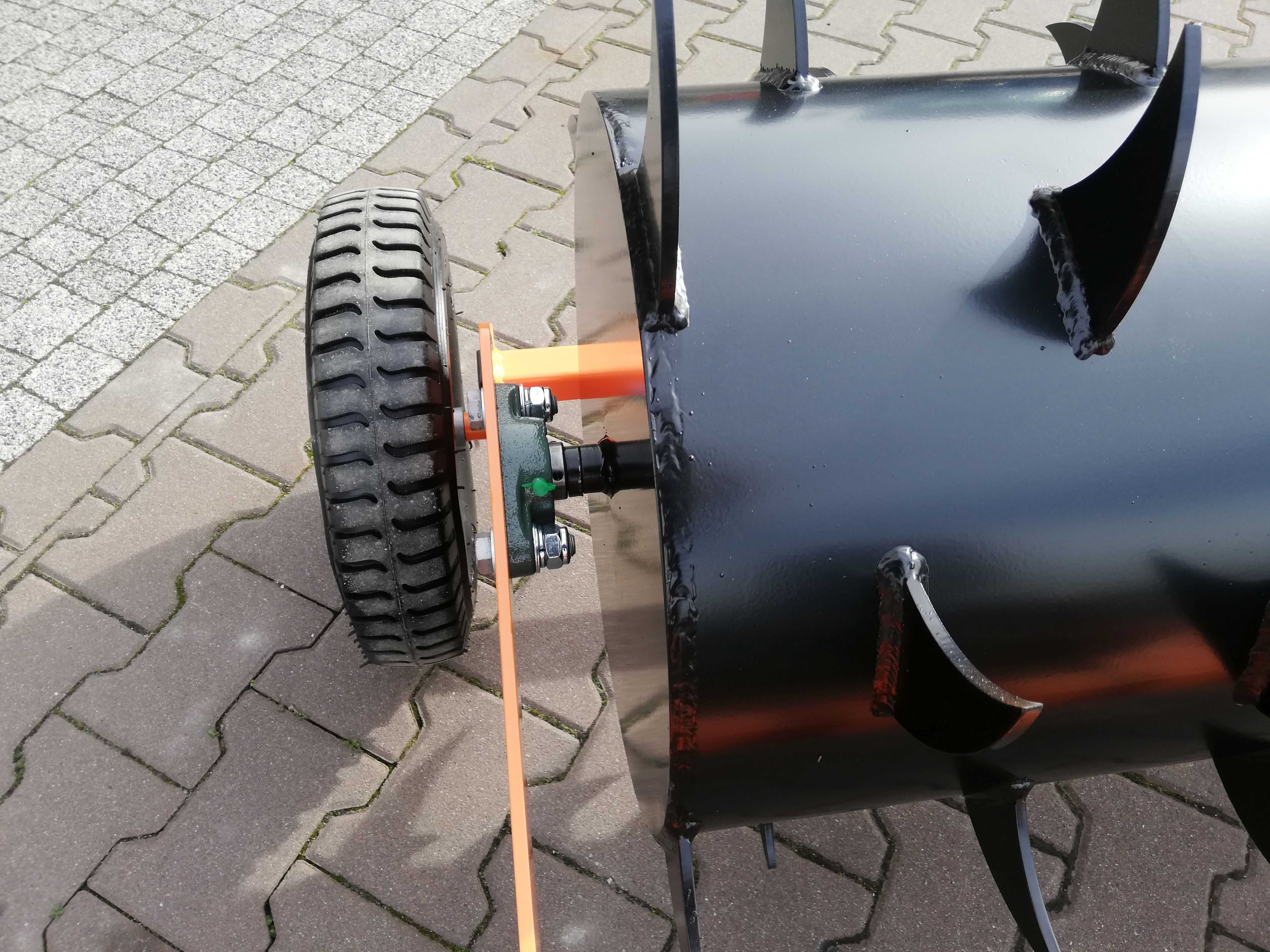 Aerator na kołach 122 cm solidny do traktora ogrodowego zaczep kulowy