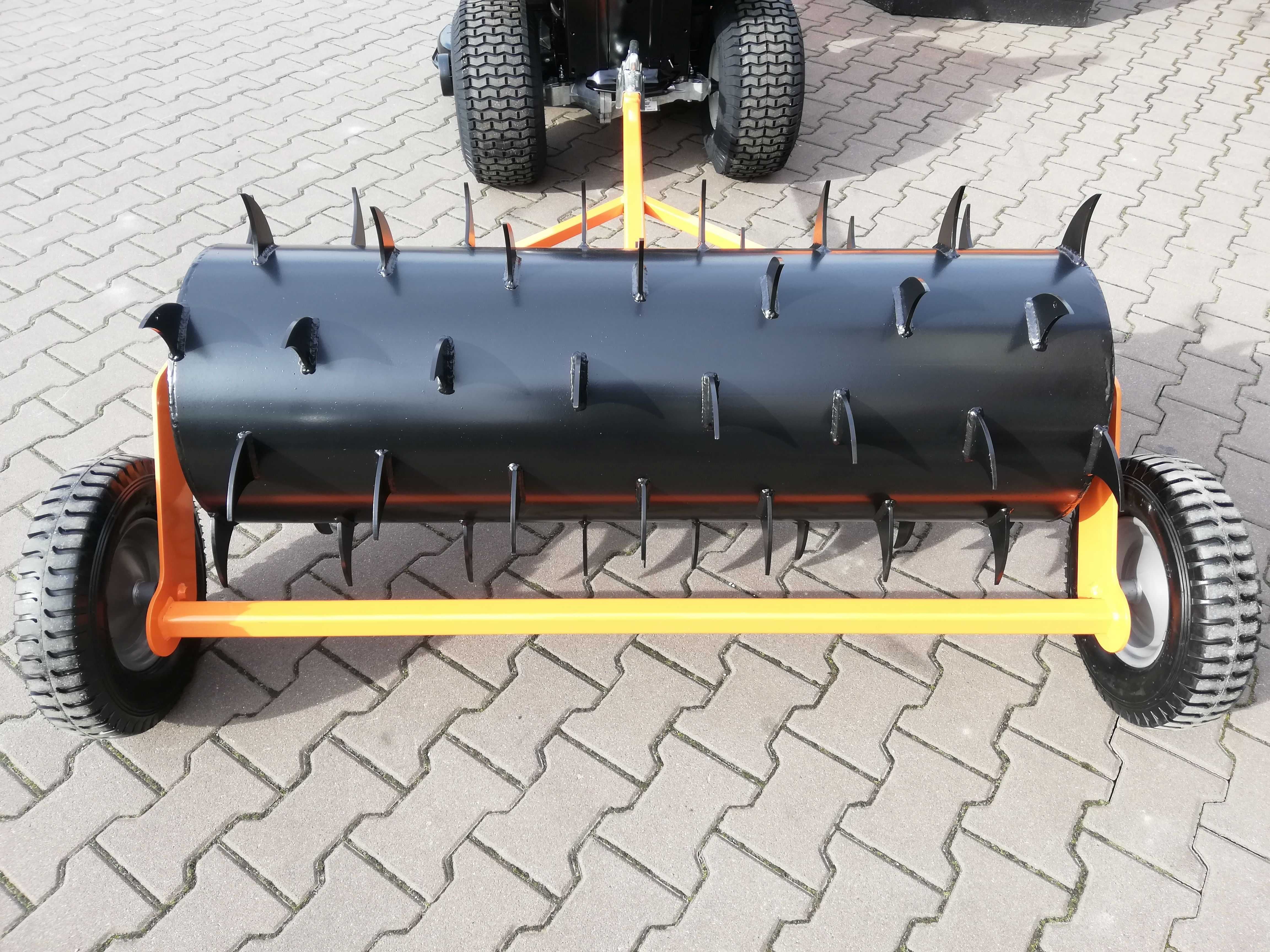 Aerator na kołach 122 cm solidny do traktora ogrodowego zaczep kulowy