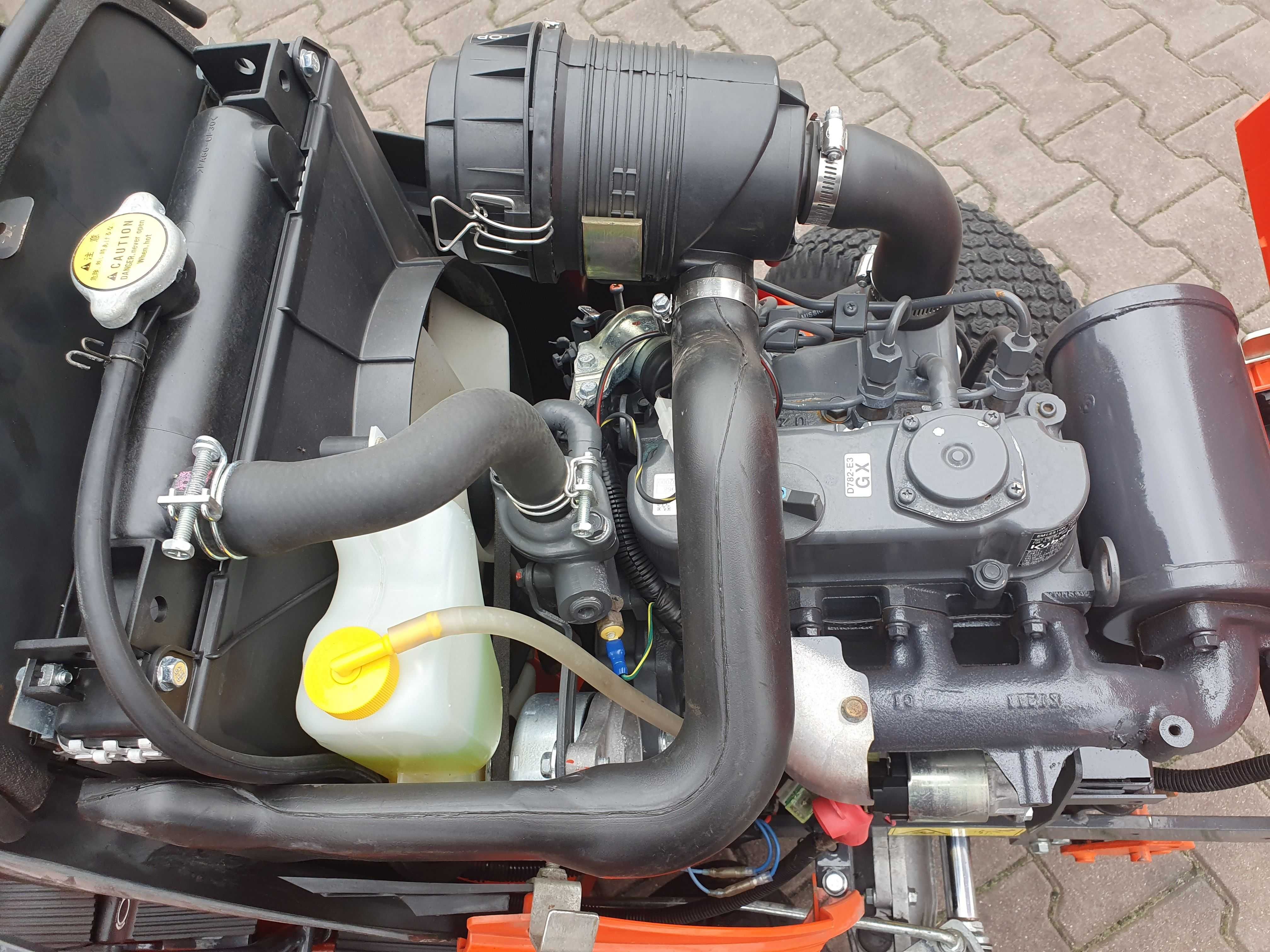 Kosiarka traktor ogrodowy na duże powierzchnie Kubota GR2120 diesel 21KM 3-cylindry, wspomaganie, hydraulika, 4x4, kosz 450L, agregat 122 cm, wałek