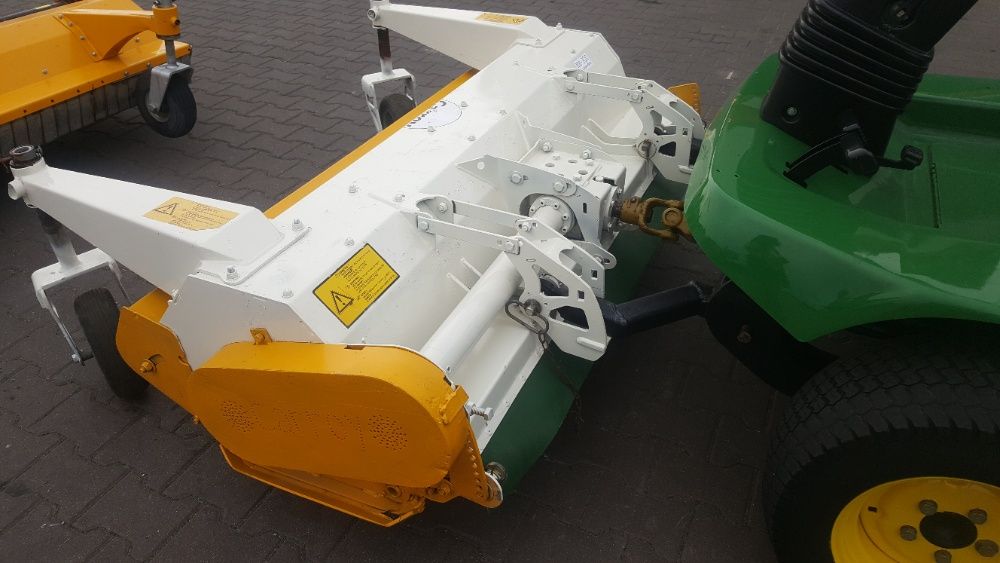 Profesjonalny sprzęt koszący John Deere 1445 4X4 z kosiarką bijakową