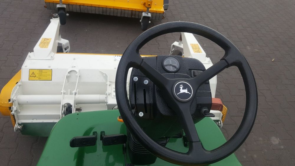 Profesjonalny sprzęt koszący John Deere 1445 4X4 z kosiarką bijakową
