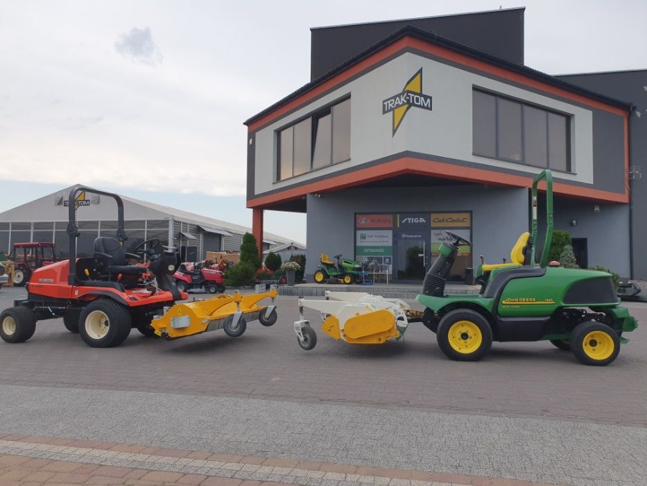 Profesjonalny sprzęt koszący John Deere 1445 4X4 z kosiarką bijakową