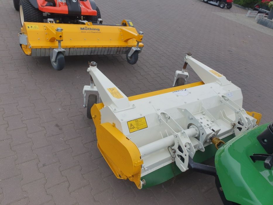 Profesjonalny sprzęt koszący John Deere 1445 4X4 z kosiarką bijakową