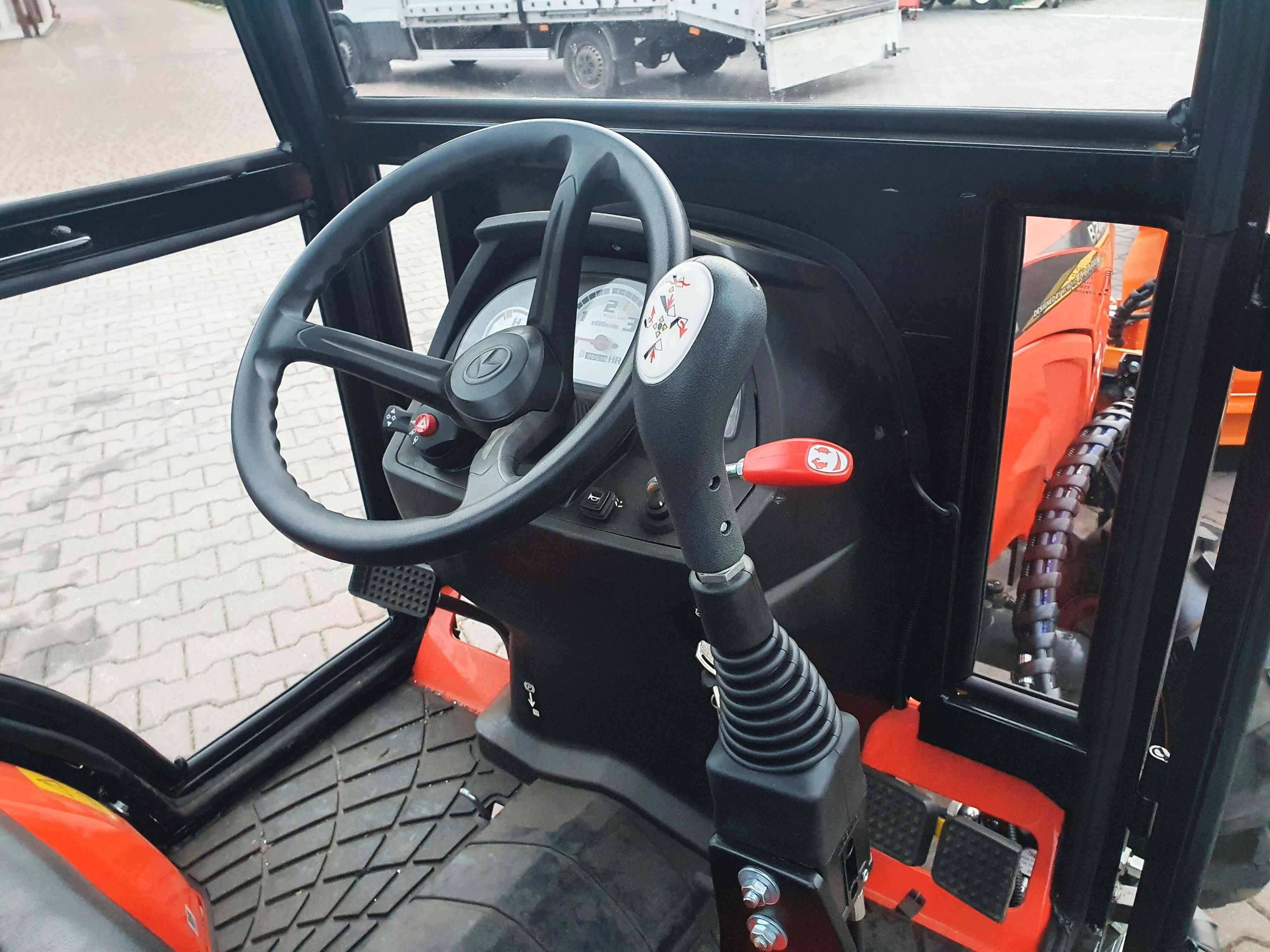 Traktor komunalny całoroczny Kubota B2441 24KM kabina pług solarka