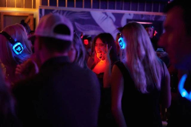 Kiedy własne słuchawki silent disco to lepsza inwestycja niż wynajem?