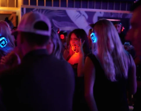 Kiedy własne słuchawki silent disco to lepsza inwestycja niż wynajem?